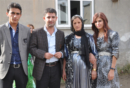 Hakkari'nin Yüksekova ilçesinde 15-16-10.2011 Ekim Dünya evine giren bazı çiftlerimizi sizler için sayfamıza taşıdık. Yüksekova Güncel ailesi olarak tüm çiftlerimize mutluluklar dileriz.