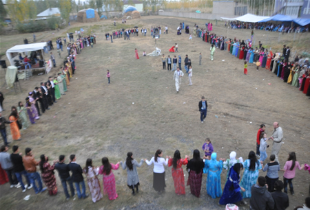 Hakkari'nin Yüksekova ilçesinde 15-16-10.2011 Ekim Dünya evine giren bazı çiftlerimizi sizler için sayfamıza taşıdık. Yüksekova Güncel ailesi olarak tüm çiftlerimize mutluluklar dileriz.
