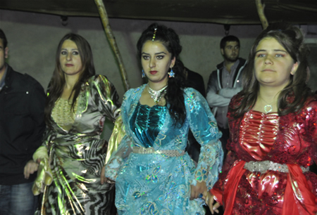 Hakkari'nin Yüksekova ilçesinde 15-16-10.2011 Ekim Dünya evine giren bazı çiftlerimizi sizler için sayfamıza taşıdık. Yüksekova Güncel ailesi olarak tüm çiftlerimize mutluluklar dileriz.