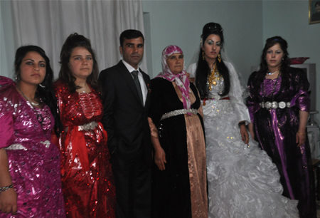 Hakkari'nin Yüksekova ilçesinde 15-16-10.2011 Ekim Dünya evine giren bazı çiftlerimizi sizler için sayfamıza taşıdık. Yüksekova Güncel ailesi olarak tüm çiftlerimize mutluluklar dileriz.