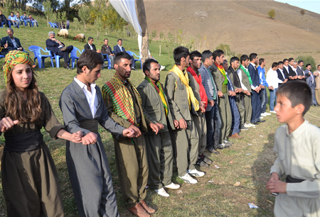 Hakkari'nin Yüksekova ilçesinde 15-16-10.2011 Ekim Dünya evine giren bazı çiftlerimizi sizler için sayfamıza taşıdık. Yüksekova Güncel ailesi olarak tüm çiftlerimize mutluluklar dileriz.