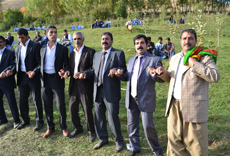 Hakkari'nin Yüksekova ilçesinde 15-16-10.2011 Ekim Dünya evine giren bazı çiftlerimizi sizler için sayfamıza taşıdık. Yüksekova Güncel ailesi olarak tüm çiftlerimize mutluluklar dileriz.