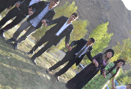 Hakkari'nin Yüksekova ilçesinde 15-16-10.2011 Ekim Dünya evine giren bazı çiftlerimizi sizler için sayfamıza taşıdık. Yüksekova Güncel ailesi olarak tüm çiftlerimize mutluluklar dileriz.