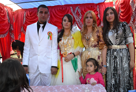 Hakkari'nin Yüksekova ilçesinde 15-16-10.2011 Ekim Dünya evine giren bazı çiftlerimizi sizler için sayfamıza taşıdık. Yüksekova Güncel ailesi olarak tüm çiftlerimize mutluluklar dileriz.