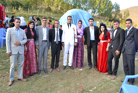 Hakkari'nin Yüksekova ilçesinde 15-16-10.2011 Ekim Dünya evine giren bazı çiftlerimizi sizler için sayfamıza taşıdık. Yüksekova Güncel ailesi olarak tüm çiftlerimize mutluluklar dileriz.