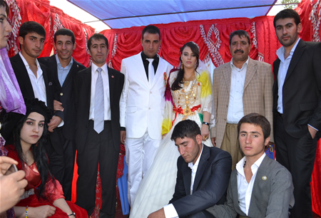 Hakkari'nin Yüksekova ilçesinde 15-16-10.2011 Ekim Dünya evine giren bazı çiftlerimizi sizler için sayfamıza taşıdık. Yüksekova Güncel ailesi olarak tüm çiftlerimize mutluluklar dileriz.