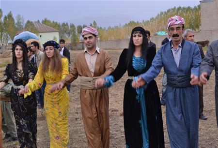 Hakkari'nin Yüksekova ilçesinde 15-16-10.2011 Ekim Dünya evine giren bazı çiftlerimizi sizler için sayfamıza taşıdık. Yüksekova Güncel ailesi olarak tüm çiftlerimize mutluluklar dileriz.