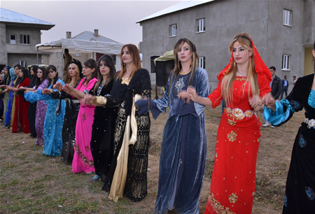 Hakkari'nin Yüksekova ilçesinde 15-16-10.2011 Ekim Dünya evine giren bazı çiftlerimizi sizler için sayfamıza taşıdık. Yüksekova Güncel ailesi olarak tüm çiftlerimize mutluluklar dileriz.