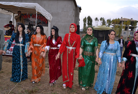Hakkari'nin Yüksekova ilçesinde 15-16-10.2011 Ekim Dünya evine giren bazı çiftlerimizi sizler için sayfamıza taşıdık. Yüksekova Güncel ailesi olarak tüm çiftlerimize mutluluklar dileriz.