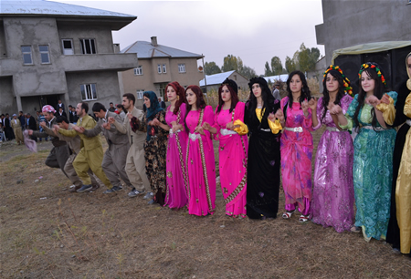 Hakkari'nin Yüksekova ilçesinde 15-16-10.2011 Ekim Dünya evine giren bazı çiftlerimizi sizler için sayfamıza taşıdık. Yüksekova Güncel ailesi olarak tüm çiftlerimize mutluluklar dileriz.