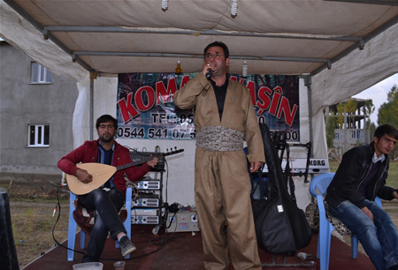 Hakkari'nin Yüksekova ilçesinde 15-16-10.2011 Ekim Dünya evine giren bazı çiftlerimizi sizler için sayfamıza taşıdık. Yüksekova Güncel ailesi olarak tüm çiftlerimize mutluluklar dileriz.