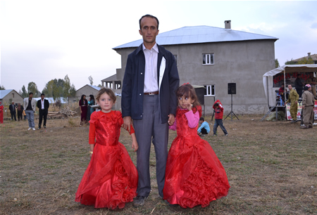 Hakkari'nin Yüksekova ilçesinde 15-16-10.2011 Ekim Dünya evine giren bazı çiftlerimizi sizler için sayfamıza taşıdık. Yüksekova Güncel ailesi olarak tüm çiftlerimize mutluluklar dileriz.