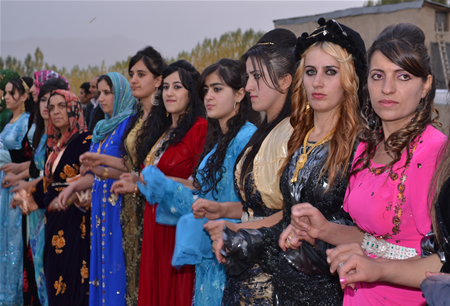 Hakkari'nin Yüksekova ilçesinde 15-16-10.2011 Ekim Dünya evine giren bazı çiftlerimizi sizler için sayfamıza taşıdık. Yüksekova Güncel ailesi olarak tüm çiftlerimize mutluluklar dileriz.