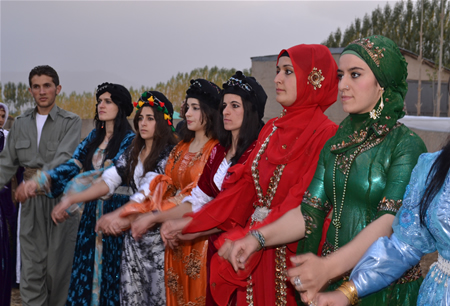 Hakkari'nin Yüksekova ilçesinde 15-16-10.2011 Ekim Dünya evine giren bazı çiftlerimizi sizler için sayfamıza taşıdık. Yüksekova Güncel ailesi olarak tüm çiftlerimize mutluluklar dileriz.