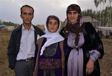 Hakkari'nin Yüksekova ilçesinde 15-16-10.2011 Ekim Dünya evine giren bazı çiftlerimizi sizler için sayfamıza taşıdık. Yüksekova Güncel ailesi olarak tüm çiftlerimize mutluluklar dileriz.