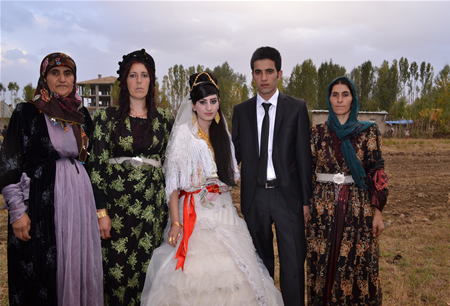 Hakkari'nin Yüksekova ilçesinde 15-16-10.2011 Ekim Dünya evine giren bazı çiftlerimizi sizler için sayfamıza taşıdık. Yüksekova Güncel ailesi olarak tüm çiftlerimize mutluluklar dileriz.