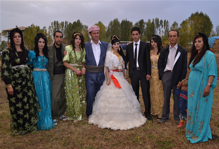 Hakkari'nin Yüksekova ilçesinde 15-16-10.2011 Ekim Dünya evine giren bazı çiftlerimizi sizler için sayfamıza taşıdık. Yüksekova Güncel ailesi olarak tüm çiftlerimize mutluluklar dileriz.