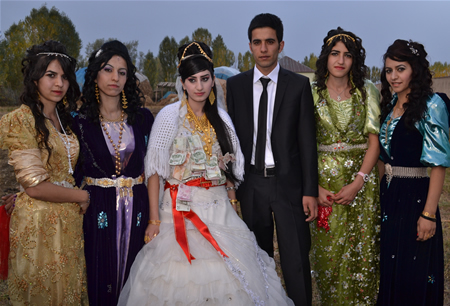 Hakkari'nin Yüksekova ilçesinde 15-16-10.2011 Ekim Dünya evine giren bazı çiftlerimizi sizler için sayfamıza taşıdık. Yüksekova Güncel ailesi olarak tüm çiftlerimize mutluluklar dileriz.