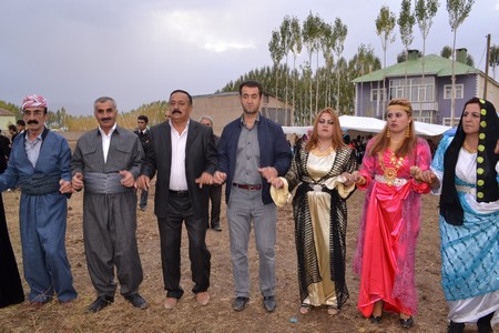 Hakkari'nin Yüksekova ilçesinde 15-16-10.2011 Ekim Dünya evine giren bazı çiftlerimizi sizler için sayfamıza taşıdık. Yüksekova Güncel ailesi olarak tüm çiftlerimize mutluluklar dileriz.