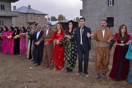 Hakkari'nin Yüksekova ilçesinde 15-16-10.2011 Ekim Dünya evine giren bazı çiftlerimizi sizler için sayfamıza taşıdık. Yüksekova Güncel ailesi olarak tüm çiftlerimize mutluluklar dileriz.