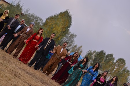 Hakkari'nin Yüksekova ilçesinde 15-16-10.2011 Ekim Dünya evine giren bazı çiftlerimizi sizler için sayfamıza taşıdık. Yüksekova Güncel ailesi olarak tüm çiftlerimize mutluluklar dileriz.