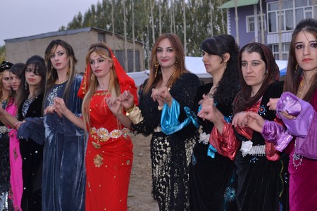 Hakkari'nin Yüksekova ilçesinde 15-16-10.2011 Ekim Dünya evine giren bazı çiftlerimizi sizler için sayfamıza taşıdık. Yüksekova Güncel ailesi olarak tüm çiftlerimize mutluluklar dileriz.