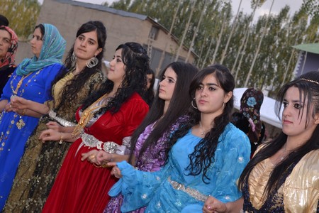 Hakkari'nin Yüksekova ilçesinde 15-16-10.2011 Ekim Dünya evine giren bazı çiftlerimizi sizler için sayfamıza taşıdık. Yüksekova Güncel ailesi olarak tüm çiftlerimize mutluluklar dileriz.