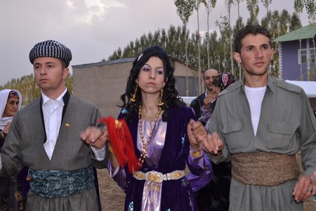 Hakkari'nin Yüksekova ilçesinde 15-16-10.2011 Ekim Dünya evine giren bazı çiftlerimizi sizler için sayfamıza taşıdık. Yüksekova Güncel ailesi olarak tüm çiftlerimize mutluluklar dileriz.