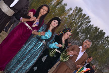 Hakkari'nin Yüksekova ilçesinde 15-16-10.2011 Ekim Dünya evine giren bazı çiftlerimizi sizler için sayfamıza taşıdık. Yüksekova Güncel ailesi olarak tüm çiftlerimize mutluluklar dileriz.