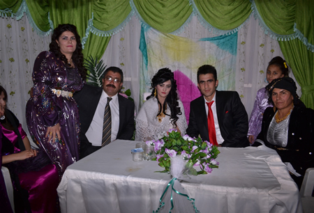 Hakkari'nin Yüksekova ilçesinde 15-16-10.2011 Ekim Dünya evine giren bazı çiftlerimizi sizler için sayfamıza taşıdık. Yüksekova Güncel ailesi olarak tüm çiftlerimize mutluluklar dileriz.