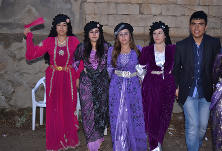 Hakkari'nin Yüksekova ilçesinde 15-16-10.2011 Ekim Dünya evine giren bazı çiftlerimizi sizler için sayfamıza taşıdık. Yüksekova Güncel ailesi olarak tüm çiftlerimize mutluluklar dileriz.