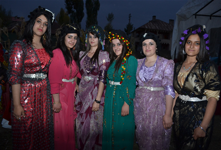 Hakkari'nin Yüksekova ilçesinde 15-16-10.2011 Ekim Dünya evine giren bazı çiftlerimizi sizler için sayfamıza taşıdık. Yüksekova Güncel ailesi olarak tüm çiftlerimize mutluluklar dileriz.