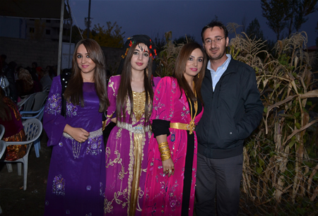 Hakkari'nin Yüksekova ilçesinde 15-16-10.2011 Ekim Dünya evine giren bazı çiftlerimizi sizler için sayfamıza taşıdık. Yüksekova Güncel ailesi olarak tüm çiftlerimize mutluluklar dileriz.