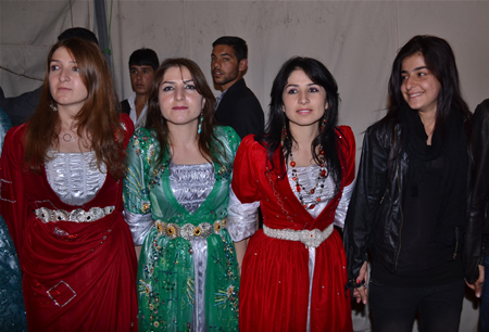 Hakkari'nin Yüksekova ilçesinde 15-16-10.2011 Ekim Dünya evine giren bazı çiftlerimizi sizler için sayfamıza taşıdık. Yüksekova Güncel ailesi olarak tüm çiftlerimize mutluluklar dileriz.