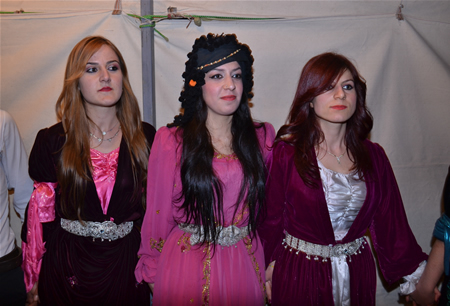 Hakkari'nin Yüksekova ilçesinde 15-16-10.2011 Ekim Dünya evine giren bazı çiftlerimizi sizler için sayfamıza taşıdık. Yüksekova Güncel ailesi olarak tüm çiftlerimize mutluluklar dileriz.