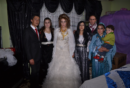 Hakkari'nin Yüksekova ilçesinde 15-16-10.2011 Ekim Dünya evine giren bazı çiftlerimizi sizler için sayfamıza taşıdık. Yüksekova Güncel ailesi olarak tüm çiftlerimize mutluluklar dileriz.