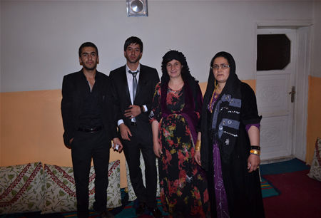 Hakkari'nin Yüksekova ilçesinde 15-16-10.2011 Ekim Dünya evine giren bazı çiftlerimizi sizler için sayfamıza taşıdık. Yüksekova Güncel ailesi olarak tüm çiftlerimize mutluluklar dileriz.