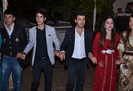 Hakkari'nin Yüksekova ilçesinde 15-16-10.2011 Ekim Dünya evine giren bazı çiftlerimizi sizler için sayfamıza taşıdık. Yüksekova Güncel ailesi olarak tüm çiftlerimize mutluluklar dileriz.