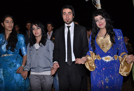 Hakkari'nin Yüksekova ilçesinde 15-16-10.2011 Ekim Dünya evine giren bazı çiftlerimizi sizler için sayfamıza taşıdık. Yüksekova Güncel ailesi olarak tüm çiftlerimize mutluluklar dileriz.