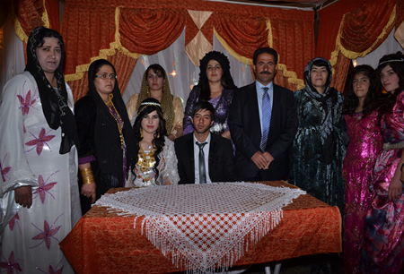 Hakkari'nin Yüksekova ilçesinde 15-16-10.2011 Ekim Dünya evine giren bazı çiftlerimizi sizler için sayfamıza taşıdık. Yüksekova Güncel ailesi olarak tüm çiftlerimize mutluluklar dileriz.