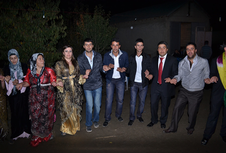 Hakkari'nin Yüksekova ilçesinde 15-16-10.2011 Ekim Dünya evine giren bazı çiftlerimizi sizler için sayfamıza taşıdık. Yüksekova Güncel ailesi olarak tüm çiftlerimize mutluluklar dileriz.