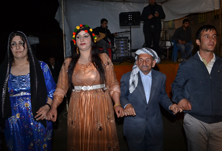 Hakkari'nin Yüksekova ilçesinde 15-16-10.2011 Ekim Dünya evine giren bazı çiftlerimizi sizler için sayfamıza taşıdık. Yüksekova Güncel ailesi olarak tüm çiftlerimize mutluluklar dileriz.
