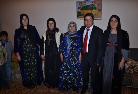 Hakkari'nin Yüksekova ilçesinde 15-16-10.2011 Ekim Dünya evine giren bazı çiftlerimizi sizler için sayfamıza taşıdık. Yüksekova Güncel ailesi olarak tüm çiftlerimize mutluluklar dileriz.