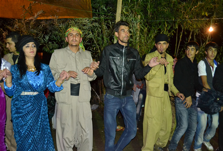 Hakkari'nin Yüksekova ilçesinde 15-16-10.2011 Ekim Dünya evine giren bazı çiftlerimizi sizler için sayfamıza taşıdık. Yüksekova Güncel ailesi olarak tüm çiftlerimize mutluluklar dileriz.