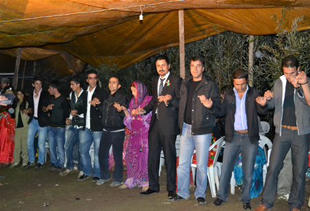 Hakkari'nin Yüksekova ilçesinde 15-16-10.2011 Ekim Dünya evine giren bazı çiftlerimizi sizler için sayfamıza taşıdık. Yüksekova Güncel ailesi olarak tüm çiftlerimize mutluluklar dileriz.