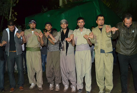 Hakkari'nin Yüksekova ilçesinde 15-16-10.2011 Ekim Dünya evine giren bazı çiftlerimizi sizler için sayfamıza taşıdık. Yüksekova Güncel ailesi olarak tüm çiftlerimize mutluluklar dileriz.