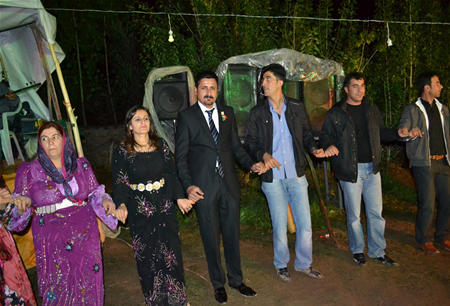 Hakkari'nin Yüksekova ilçesinde 15-16-10.2011 Ekim Dünya evine giren bazı çiftlerimizi sizler için sayfamıza taşıdık. Yüksekova Güncel ailesi olarak tüm çiftlerimize mutluluklar dileriz.