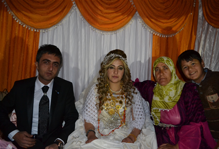 Hakkari'nin Yüksekova ilçesinde 15-16-10.2011 Ekim Dünya evine giren bazı çiftlerimizi sizler için sayfamıza taşıdık. Yüksekova Güncel ailesi olarak tüm çiftlerimize mutluluklar dileriz.