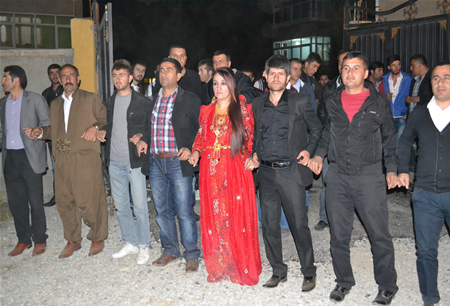 Hakkari'nin Yüksekova ilçesinde 15-16-10.2011 Ekim Dünya evine giren bazı çiftlerimizi sizler için sayfamıza taşıdık. Yüksekova Güncel ailesi olarak tüm çiftlerimize mutluluklar dileriz.