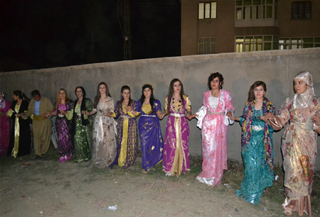 Hakkari'nin Yüksekova ilçesinde 15-16-10.2011 Ekim Dünya evine giren bazı çiftlerimizi sizler için sayfamıza taşıdık. Yüksekova Güncel ailesi olarak tüm çiftlerimize mutluluklar dileriz.